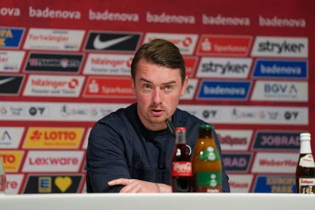 Jonas Stephan RB Leipzig, Head Coach at the PK , Germany, Football, GooglePixel Womens Bundesliga, Matchday 8, 2025 2026, SC Freiburg vs RB Leipzig, 03 11 2025, Dreisamstadion, Freiburg, Germany DFB REGULATIONS PROHIBIT ANY USE OF PHOTOGRAPHS AS IMAGE SEQUENCES AND OR QUASI VIDEO Freiburg Dreisamstadion Baden Wuerttemberg Germany Copyright: xArnexAmbergx
