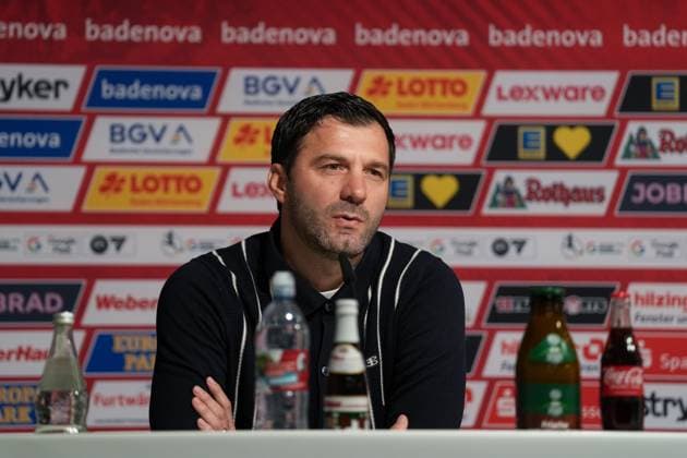 Edmond Kapllani SC Freiburg, Coach at the PK , Germany, Football, GooglePixel Womens Bundesliga, Matchday 8, 2025 2026, SC Freiburg vs RB Leipzig, 03 11 2025, Dreisamstadion, Freiburg, Germany DFB REGULATIONS PROHIBIT ANY USE OF PHOTOGRAPHS AS IMAGE SEQUENCES AND OR QUASI VIDEO Freiburg Dreisamstadion Baden Wuerttemberg Germany Copyright: xArnexAmbergx