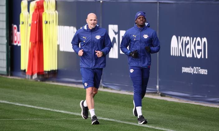 Leipzig, 04 11 2025, Red Bull training center at Cottaweg, Academy, Football, Rasenballsport Leipzig, Training RB Leipzig, In the picture Re4haTrainer Robert Friedrich, Castello Lukeba 23, RB Leipzig running work ,