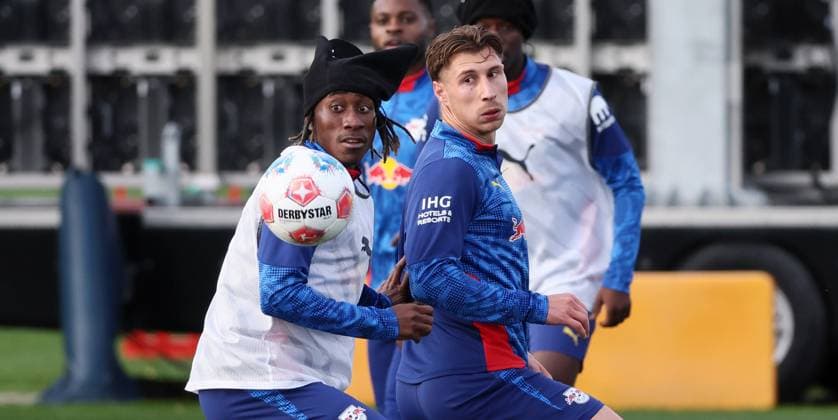 Leipzig, 04 11 2025, Red Bull Training Center at Cottaweg, Academy, Football, Rasenballsport Leipzig, Training RB Leipzig, In the picture from left Yan Diomande 49, RB Leipzig , Willi Orban 4, RB Leipzig ,