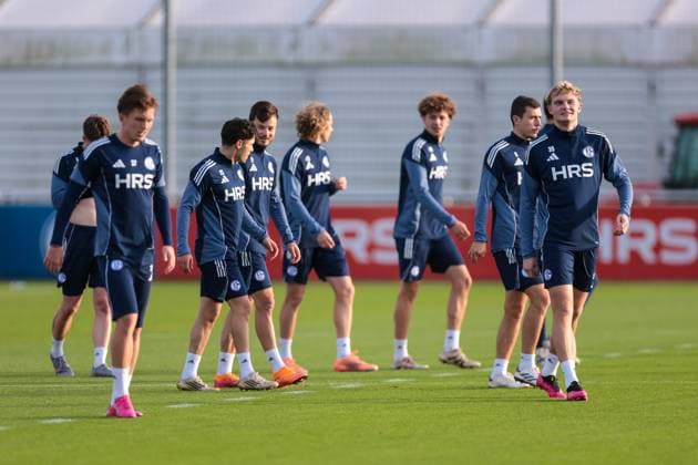 04 11 2025, Football, Season 2025 2026, Training FC Schalke 04, f l Max Grüger FC Schalke 04 , Soufiane El Faouzi FC Schalke 04 , Adrian Gantenbein FC Schalke 04 , Mika Wallentowitz FC Schalke 04 , Mika Khadr FC Schalke 04 , Ron Schallenberg FC Schalke 04 , Peter Remmert FC Schalke 04 , Gelsenkirchen Training ground FC Schalke 04 NRW Germany xRHR PHOTO YYx Copyright: RHR-FOTOx RHR-FOTO YY
