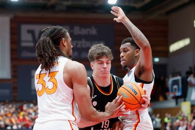 f l r Frederick Gillespie Galatasaray MCT Technic, 33 , Christian Skladanowski Fitness First Wuerzburg Baskets, 19 and Fabian White Jr Galatasaray MCT Technic, 35 , 04 11 2025, Basketball, Champions League, Fitness First Wuerzburg Baskets Galatasaray MCT Technic, GER, Wuerzburg, tectake ARENA, Copyright: HMBxMedia xHeikoxBecker