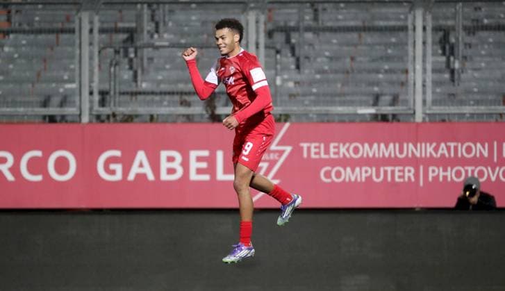 04.11.2025, xfsx, Herren, Fussball, Saison 2025 2026, BFV Verbandspokal, Viertellfinale: FC Wuerzburger Kickers - SV Viktoria Aschaffenburg v.li.: Jermain Nischalke (FC Wuerzburger Kickers) mit Torjubel, celebrate the goal, goal celebration, Jubel ueber das Tor zum 1:0, Freisteller, Einzelbild, Aktion Wuerzburg AKON ARENA Bayern Deutschland