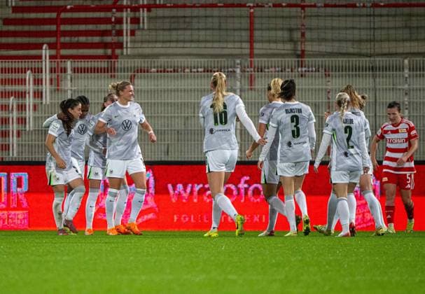 Soccer, Women, Season 2025 2026, Google Pixel Women Bundesliga 9 Matchday , 1 FC Union Berlin VfL Wolfsburg, f l Alexandra Popp Wolfsburg , Camilla Küver Wolfsburg , Lena Lattwein Wolfsburg , Caitlin Dijkstra Wolfsburg , Thea Bjelde Wolfsburg , Cheering after goal to 1 2, 04 11 2025, Copyright: xMatthiasxKochx