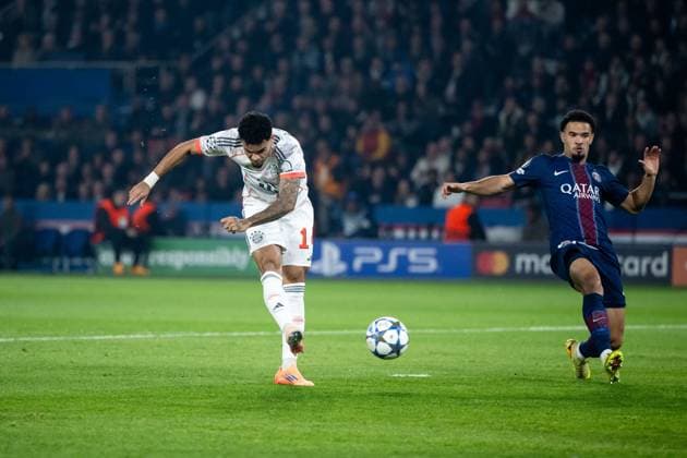 Luis Diaz FC Bayern Muenchen, 14 scores to make it 0 1, next to Warren Zaire Emery Paris Saint Germain, 33 , GER, Paris Saint Germain vs FC Bayern Muenchen, Football, UEFA Champions League, League Phase, Matchday 4, 2025 2026 Season, 04 11 2025 GER, FC Bayern Muenchen vs Paris Saint Germain, Football, UEFA Champions League, League Phase, Matchday 4, 2025 2026 Season, 04 11 2025 Paris Copyright: xEibner-Pressefoto Memmlerx EP_MMR