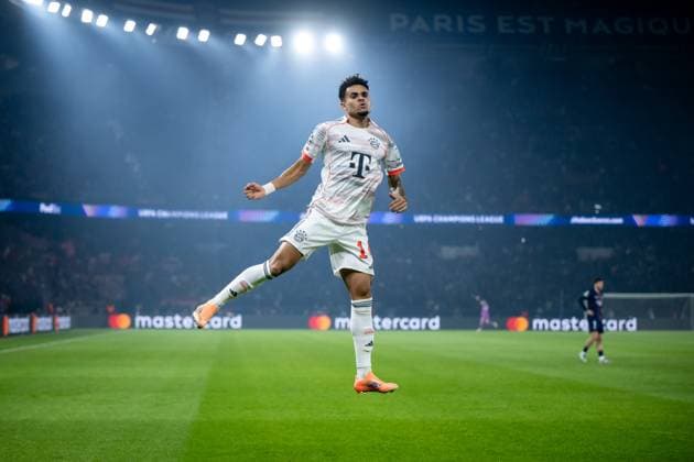 Luis Diaz FC Bayern Muenchen, 14 celebrates the goal for 0 1, GER, Paris Saint Germain vs FC Bayern Muenchen, Football, UEFA Champions League, League stage, Matchday 4, 2025 2026 season, 04 11 2025 GER, FC Bayern Muenchen vs Paris Saint Germain, Football, UEFA Champions League, League stage, Matchday 4, 2025 2026 season, 04 11 2025 Paris Copyright: xEibner-Pressefoto Memmlerx EP_MMR