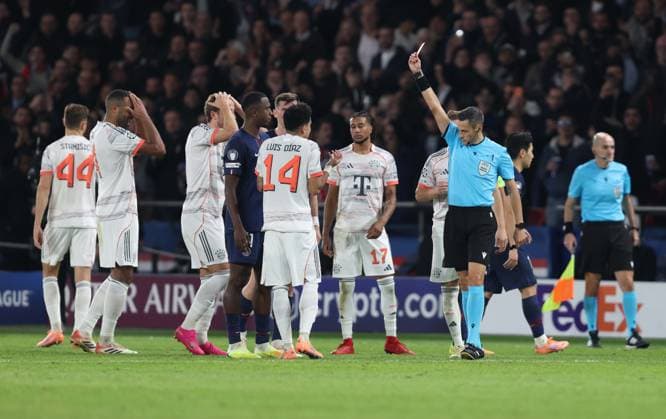 . - Paris Saint Germain v FC Bayern Munich, MD4, UEFA Champions League, League Phase, Parc Des Princes Stadium, Paris, France. - 4th November 2025. (C) Daniel Weir Crystal Pix Luis Diaz of Bayern Munich is shown a red card and sent off. - Paris Saint Germain v FC Bayern Munich, MD4, UEFA Champions League, League Phase, Parc Des Princes Stadium, Paris, France. - 4th November 2025. (C) Daniel Weir Crystal Pix Paris Parc Des Princes Stadium France Copyright: xDanielxWeirx CP_PSG_Bayern_Munich_041125_DW_44