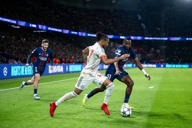 Michael Olise FC Bayern Muenchen, 17 in duel with Willian Pacho Paris Saint Germain, 51 , GER, Paris Saint Germain vs FC Bayern Muenchen, Football, UEFA Champions League, League Phase, Matchday 4, 2025 2026 Season, 04 11 2025 GER, Paris Saint Germain vs FC Bayern Muenchen, Football, UEFA Champions League, League Phase, Matchday 4, 2025 2026 Season, 04 11 2025 Paris Copyright: xEibner-Pressefoto Memmlerx EP_MMR