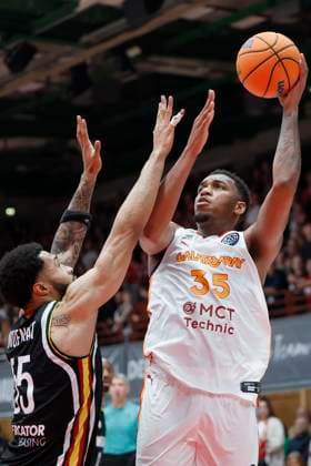 f l r David Muenkat Fitness First Wuerzburg Baskets, 55 and Fabian White Jr Galatasaray MCT Technic, 35 , 04 11 2025, Basketball, Champions League, Fitness First Wuerzburg Baskets Galatasaray MCT Technic, GER, Wuerzburg, tectake ARENA, Copyright: HMBxMedia xHeikoxBecker