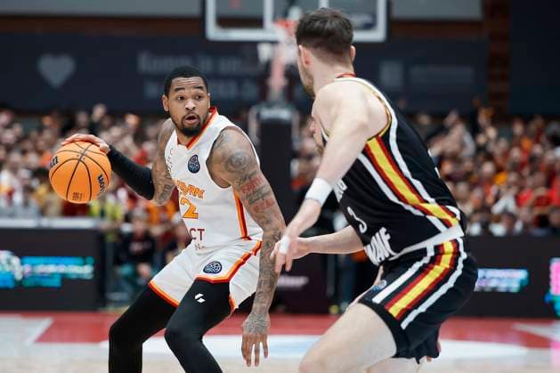v l r James Palmer Jr Galatasaray MCT Technic, 12 and Leo Saffer Fitness First Wuerzburg Baskets, 3 , 04 11 2025, Basketball, Champions League, Fitness First Wuerzburg Baskets Galatasaray MCT Technic, GER, Wuerzburg, tectake ARENA, Copyright: HMBxMedia xHeikoxBecker