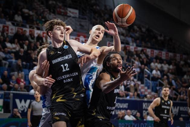 Basketball, Europe Cup, Anwil Wloclawek - Basketball Löwen Braunschweig 2025.11.04 Wloclawek Koszykowka, Europejskie Puchary, FIBA Europe Cup, Sezon 2025 2026 4 kolejka FEC, Grupa F, mecz Anwil Wloclawek - Basketball Lowen Brunszwik N z Eliah Braun (BLB nr 12) Michal Kolodziej (Anwil nr 22) Chip Flanigan (BLB nr 30) Foto Piotr Kieplin PressFocus 2025.11.04 Wloclawek Basketball, FIBA Europe Cup, Season 2025 2026 Regular Season, Group F gameday 4 Anwil Wloclawek - Basketball Lowen Braunschweig Eliah Braun (BLB nr 12) Michal Kolodziej (Anwil nr 22) Chip Flanigan (BLB nr 30) Credit: Piotr Kieplin PressFocus NEWSPIX.PL --- newspix.pl