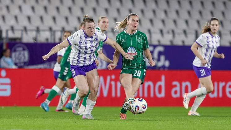 from left Ramona Maier SGS Essen, 9 and Juliane Wirtz SV Werder Bremen, 28 in a duel, dynamic, action, action, game scene, THE DFB REGULATIONS PROHIBIT ANY USE OF PHOTOGRAPHS AS IMAGE SEQUENCES AND OR QUASI VIDEO , 05 11 2025, Essen Germany , Football, Google Pixel Womens Bundesliga, SGS Essen SV Werder Bremen xobx