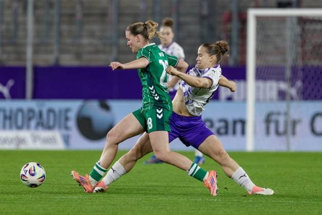 from left Juliane Wirtz SV Werder Bremen, 28 and Paulina Platner SGS Essen, 25 in a duel, dynamic, action, action, game scene, THE DFB REGULATIONS PROHIBIT ANY USE OF PHOTOGRAPHS AS IMAGE SEQUENCES AND OR QUASI VIDEO , 05 11 2025, Essen Germany , Football, Google Pixel Womens Bundesliga, SGS Essen SV Werder Bremen xobx