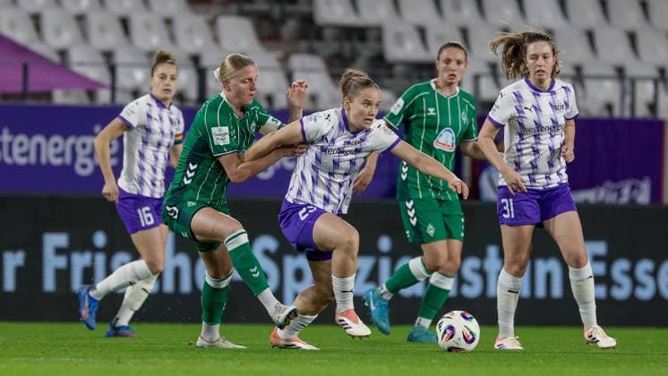 from left Lina Hausicke SV Werder Bremen, 18 and Paulina Platner SGS Essen, 25 in a duel, dynamic, action, action, game scene, THE DFB REGULATIONS PROHIBIT ANY USE OF PHOTOGRAPHS AS IMAGE SEQUENCES AND OR QUASI VIDEO , 05 11 2025, Essen Germany , Football, Google Pixel Womens Bundesliga, SGS Essen SV Werder Bremen xobx