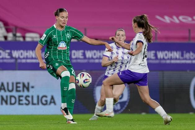 from left Hanna Nemeth SV Werder Bremen, 23 and Shari van Belle SGS Essen, 14 in a duel, dynamic, action, action, game scene, THE DFB REGULATIONS PROHIBIT ANY USE OF PHOTOGRAPHS AS IMAGE SEQUENCES AND OR QUASI VIDEO , 05 11 2025, Essen Germany , Football, Google Pixel Womens Bundesliga, SGS Essen SV Werder Bremen xobx