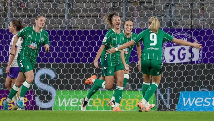 from left Verena Wieder SV Werder Bremen, 31 , goal scorer Maja Sternad SV Werder Bremen, 11 , Hanna Nemeth SV Werder Bremen, 23 and Medina Desic SV Werder Bremen, 9 with goal celebration, cheering, jubilant, optimistic, game scene, highlight, joy about the goal to 0 1, THE DFB REGULATIONS PROHIBIT ANY USE OF PHOTOGRAPHS AS IMAGE SEQUENCES AND OR QUASI VIDEO , 05 11 2025, Essen Germany , Football, Google Pixel Womens Bundesliga, SGS Essen SV Werder Bremen xobx