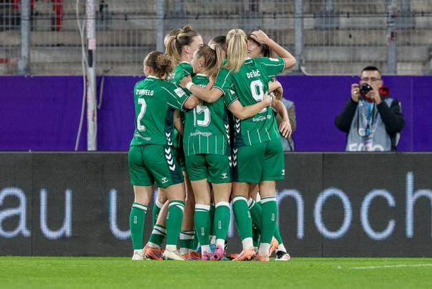 SV Werder Bremen players with goal celebration, cheering, jubilant, optimistic, match scene, highlight, joy over the goal to 0 1, THE DFB REGULATIONS PROHIBIT ANY USE OF PHOTOGRAPHS AS IMAGE SEQUENCES AND OR QUASI VIDEO , 05 11 2025, Essen Germany , Football, Google Pixel Womens Bundesliga, SGS Essen SV Werder Bremen xobx