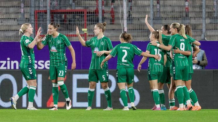 SV Werder Bremen players with goal celebration, cheering, jubilant, optimistic, match scene, highlight, joy over the goal to 0 1, THE DFB REGULATIONS PROHIBIT ANY USE OF PHOTOGRAPHS AS IMAGE SEQUENCES AND OR QUASI VIDEO , 05 11 2025, Essen Germany , Football, Google Pixel Womens Bundesliga, SGS Essen SV Werder Bremen xobx