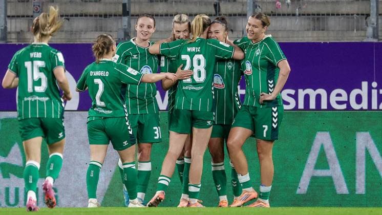 SV Werder Bremen players with goal celebration, cheering, jubilant, optimistic, game scene, highlight, joy about the goal to 0 2, THE DFB REGULATIONS PROHIBIT ANY USE OF PHOTOGRAPHS AS IMAGE SEQUENCES AND OR QUASI VIDEO , 05 11 2025, Essen Germany , Football, Google Pixel Womens Bundesliga, SGS Essen SV Werder Bremen xobx