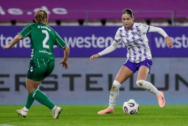 from left Chiara D Angelo SV Werder Bremen, 2 and Kassandra Potsi SGS Essen, 28 in a duel, dynamic, action, action, game scene, THE DFB REGULATIONS PROHIBIT ANY USE OF PHOTOGRAPHS AS IMAGE SEQUENCES AND OR QUASI VIDEO , 05 11 2025, Essen Germany , Football, Google Pixel Womens Bundesliga, SGS Essen SV Werder Bremen xobx
