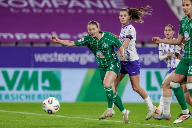 from left Chiara D Angelo SV Werder Bremen, 2 and Shari van Belle SGS Essen, 14 in a duel, dynamic, action, action, game scene, THE DFB REGULATIONS PROHIBIT ANY USE OF PHOTOGRAPHS AS IMAGE SEQUENCES AND OR QUASI VIDEO , 05 11 2025, Essen Germany , Football, Google Pixel Womens Bundesliga, SGS Essen SV Werder Bremen xobx