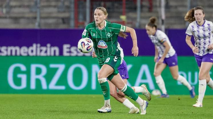 Lina Hausicke SV Werder Bremen, 18 on the ball, single image, full body, action, action, game scene, THE DFB GUIDELINES PROHIBIT ANY USE OF PHOTOGRAPHS AS IMAGE SEQUENCES AND OR QUASI VIDEO DFB REGULATIONS PROHIBIT ANY USE OF PHOTOGRAPHS AS IMAGE SEQUENCES AND OR QUASI VIDEO , 05 11 2025, Essen Germany , Soccer, Google Pixel Womens Bundesliga, SGS Essen SV Werder Bremen xobx