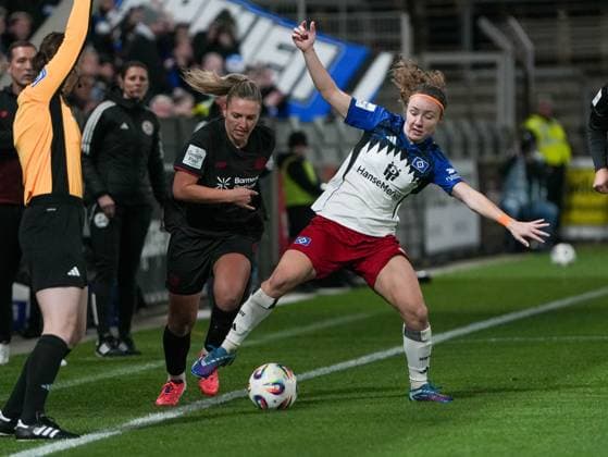 Melanie Brunnthaler Hamburger SV, 11 in duel against Melissa Friedrich Bayer 04 Leverkusen, 03 Bayer 04 Leverkusen vs Hamburger SV, Football, Womens Bundesliga, Google Pixel Womens Bundesliga, 09 Matchday, Season 2025 2026, 05 11 2025 DFB REGULATES PROHIBIT ANY USE OF PHOTOGRAPHS AS IMAGE SEQUENCES AND OR QUASI VIDEO, Bayer 04 Leverkusen vs Hamburger SV, Football, Womens Bundesliga, Google Pixel Womens Bundesliga, 09 Matchday, Season 2025 2026, 05 11 2025 Leverkusen Copyright: xEibner-Pressefoto DamianxKruczynx EP_DKI
