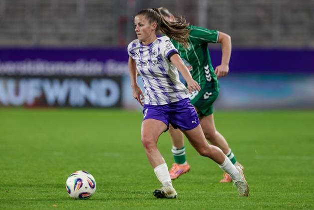 Shari van Belle SGS Essen, 14 on the ball, single image, full body, action, action scene, THE DFB GUIDELINES PROHIBIT ANY USE OF PHOTOGRAPHS AS IMAGE SEQUENCES AND OR QUASI VIDEO , 05 11 2025, Essen Germany , Soccer, Google Pixel Womens Bundesliga, SGS Essen SV Werder Bremen xobx