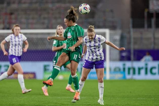 from left Maja Sternad SV Werder Bremen, 11 and Paula Flach SGS Essen, 5 in header duel, header, duel, action, action, game scene, THE DFB REGULATIONS PROHIBIT ANY USE OF PHOTOGRAPHS AS IMAGE SEQUENCES AND OR QUASI VIDEO , 05 11 2025, Essen Germany , Football, Google Pixel Womens Bundesliga, SGS Essen SV Werder Bremen xobx
