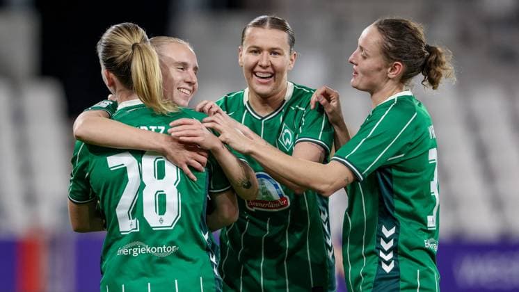 from left Juliane Wirtz SV Werder Bremen, 28 , goal scorer Emöke Papai SV Werder Bremen, 16 , Larissa Mühlhaus SV Werder Bremen, 7 and Verena Wieder SV Werder Bremen, 31 with goal celebration, cheering, jubilant, optimistic, game scene, highlight, joy about the goal for 0 3, THE DFB REGULATIONS PROHIBIT ANY USE OF PHOTOGRAPHS AS IMAGE SEQUENCES AND OR QUASI VIDEO , 05 11 2025, Essen Germany , Football, Google Pixel Womens Bundesliga, SGS Essen SV Werder Bremen xobx