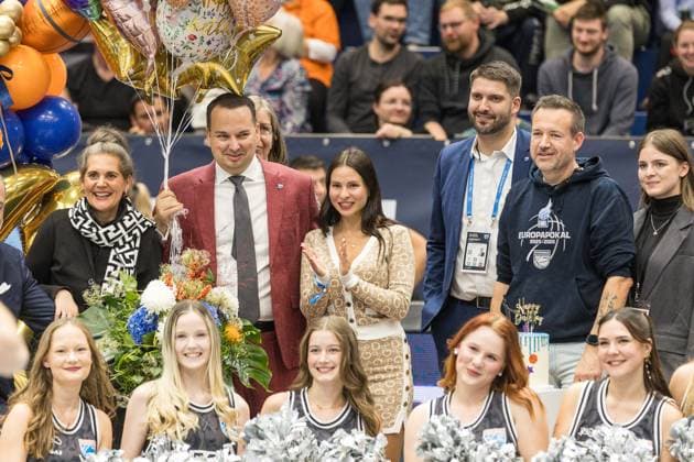 GER, European North Basketball League, ENBL, 2025 2026, Syntainics MBC Valmiera Glass VIA 05 11 2025, Stadthalle, Weißenfels, GER, European North Basketball League, ENBL, 2025 2026, Syntainics MBC Valmiera Glass VIA Martin Geissler, Managing Director Syntainics MBC get a birthday present  Photo Alexander Trienitz Weißenfels Stadthalle Sachsen Anhalt Germany