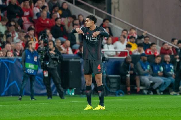 Jarell Quansah Bayer Leverkusen, 04 gives tactical instructions, POR, Benfica Lisbon vs Bayer 04 Leverkusen, Football, UEFA Champions League, Matchday 4, 2025 2026 season, 05 11 2025, POR, Benfica Lisbon vs Bayer 04 Leverkusen, Football, UEFA Champions League, Matchday 4, 2025 2026 season, 05 11 2025, Lisbon Copyright: xEibner-Pressefoto EdwardxCheungx EP_ECG