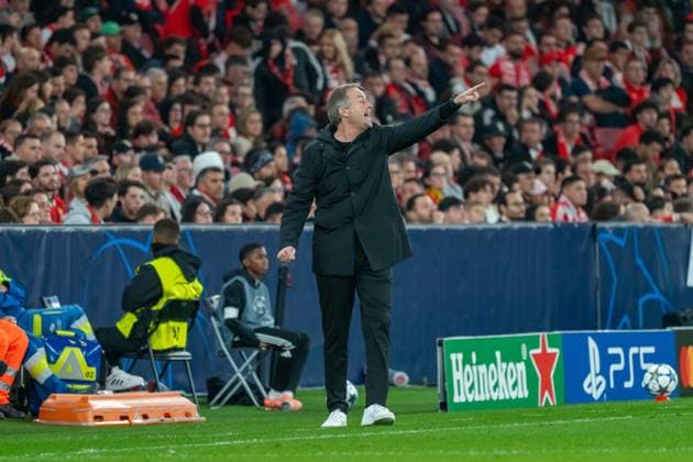 Kasper Hjulmand Bayer Leverkusen, Coach gives tactical instructions, POR, Benfica Lisbon vs Bayer 04 Leverkusen, Football, UEFA Champions League, Matchday 4, 2025 2026 season, 05 11 2025, POR, Benfica Lisbon vs Bayer 04 Leverkusen, Football, UEFA Champions League, Matchday 4, 2025 2026 season, 05 11 2025, Lisbon Copyright: xEibner-Pressefoto EdwardxCheungx EP_ECG