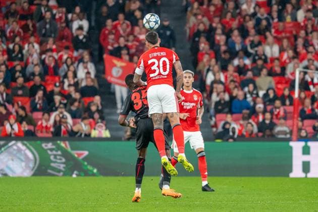 Nicolas Otamendi Benfica Lisbon, 30 wins header duel against Christian Kofane Bayer Leverkusen, 35 , POR, Benfica Lisbon vs Bayer 04 Leverkusen, Football, UEFA Champions League, Matchday 4, 2025 2026 season, 05 11 2025, POR, Benfica Lisbon vs Bayer 04 Leverkusen, Football, UEFA Champions League, Matchday 4, 2025 2026 season, 05 11 2025, Lisbon Copyright: xEibner-Pressefoto EdwardxCheungx EP_ECG