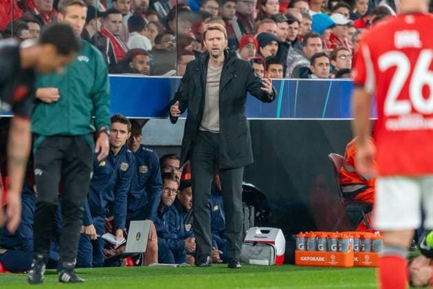 Simon Rolfes Bayer 04 Leverkusen, Managing Director Sport annoyed about a foul POR, Benfica Lisbon vs Bayer 04 Leverkusen, Football, UEFA Champions League, Matchday 4, 2025 2026 season, 05 11 2025, POR, Benfica Lisbon vs Bayer 04 Leverkusen, Football, UEFA Champions League, Matchday 4, 2025 2026 season, 05 11 2025, Lisbon Copyright: xEibner-Pressefoto EdwardxCheungx EP_ECG