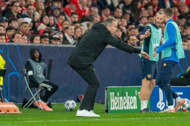 Kasper Hjulmand Bayer Leverkusen, Coach gestures on the touchline, POR, Benfica Lisbon vs Bayer 04 Leverkusen, Football, UEFA Champions League, Matchday 4, 2025 2026 season, 05 11 2025, POR, Benfica Lisbon vs Bayer 04 Leverkusen, Football, UEFA Champions League, Matchday 4, 2025 2026 season, 05 11 2025, Lisbon Copyright: xEibner-Pressefoto EdwardxCheungx EP_ECG
