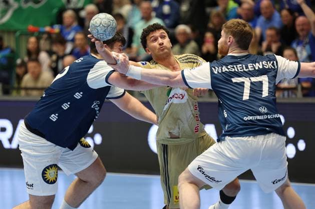 GER, 1 DHB Cup, Round of 16, Bergischer HC vs TSV Hannover Burgdorf, 05 11 2025, Unihalle, Wuppertal, GER, 1 DHB Cup, Round of 16, Bergischer HC vs TSV Hannover Burgdorf, , in the picture Sindre Aho TSV Hannover Burgdorf 27 , in a duel against Aron Seesing BHC 49 , Johannes Wasielewski BHC 77 , nordphotoxGmBHx xMeuter nph00351