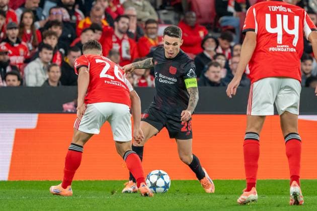 Alejandro Grimaldo Bayer Leverkusen, 20 in duel with Samuel Dahl Benfica Lisbon, 26 , POR, Benfica Lisbon vs Bayer 04 Leverkusen, Football, UEFA Champions League, Matchday 4, 2025 2026 season, 05 11 2025, POR, Benfica Lisbon vs Bayer 04 Leverkusen, Football, UEFA Champions League, Matchday 4, 2025 2026 season, 05 11 2025, Lisbon Copyright: xEibner-Pressefoto EdwardxCheungx EP_ECG