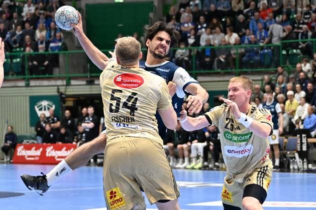 GER, 1 DHB Pokal, Round of 16, Bergischer HC vs TSV Hannover Burgdorf, 05 11 2025, Unihalle, Wuppertal, GER, 1 DHB Pokal, Round of 16, Bergischer HC vs TSV Hannover Burgdorf, , in the picture Eloy Morante Maldonado BHC 33 , in a duel against Justus Fischer TSV Hannover Burgdorf 54 , Jonathan Edvardsson TSV Hannover Burgdorf 26 , nordphotoxGmBHx xMeuter nph00351