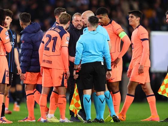 Brugge, Belgium, 5th November 2025. Barcelona players and Hansi Flick, manager of Barcelona show their frustration towards referee Anthony Taylor after during the Club Brugge vs FC Barcelona, Barca UEFA Champions League match at Jan Breydel Stadium, Brugge. Picture credit should read: Paul Terry Sportimage EDITORIAL USE ONLY. No use with unauthorised audio, video, data, fixture lists, club league logos or live services. Online in-match use limited to 120 images, no video emulation. No use in betting, games or single club league player publications. SPI_033_PT_Brugge_Barcelona SPI-4266-0033