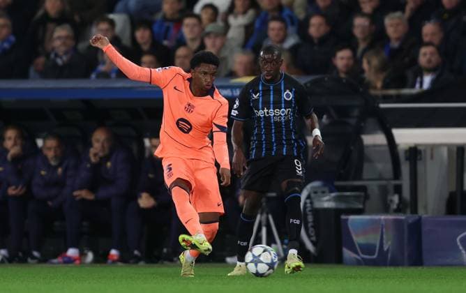 . - Club Brugge KV v FC Barcelona, Barca MD4, UEFA Champions League, League Phase, Jan Breydel Stadium, Bruges, Belgium. - 5th November 2025. (C) Daniel Weir Crystal Pix Alejandro Balde of Barcelona battles for the ball with Carlos Forbs of Club Brugge. - Club Brugge KV v FC Barcelona, MD4, UEFA Champions League, League Phase, Jan Breydel Stadium, Bruges, Belgium. - 5th November 2025. (C) Daniel Weir Crystal Pix Bruges Jan Breydel Stadium Belgium Copyright: xDanielxWeirx CP_Brugge_Barcelona_051125_DW_22