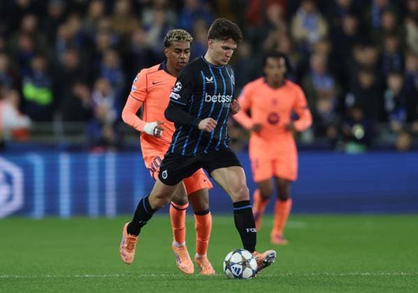 . - Club Brugge KV v FC Barcelona, Barca MD4, UEFA Champions League, League Phase, Jan Breydel Stadium, Bruges, Belgium. - 5th November 2025. (C) Daniel Weir Crystal Pix Christos Tzolis of Club Brugge battles for the ball with Lamine Yamal of Barcelona. - Club Brugge KV v FC Barcelona, MD4, UEFA Champions League, League Phase, Jan Breydel Stadium, Bruges, Belgium. - 5th November 2025. (C) Daniel Weir Crystal Pix Bruges Jan Breydel Stadium Belgium Copyright: xDanielxWeirx CP_Brugge_Barcelona_051125_DW_27