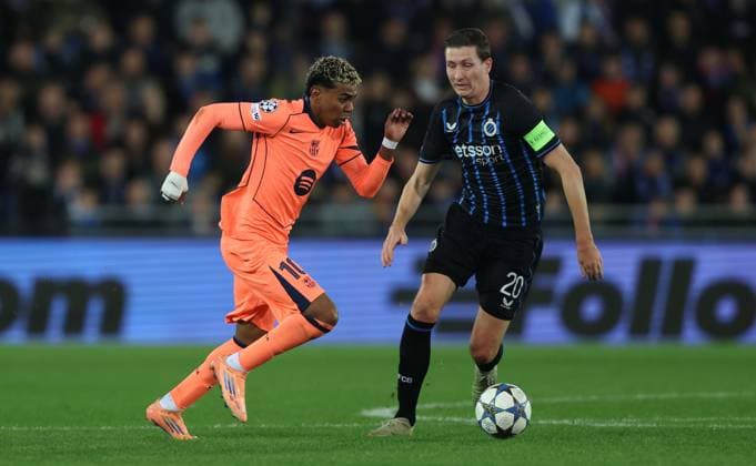 . - Club Brugge KV v FC Barcelona, Barca MD4, UEFA Champions League, League Phase, Jan Breydel Stadium, Bruges, Belgium. - 5th November 2025. (C) Daniel Weir Crystal Pix Lamine Yamal of Barcelona battles for the ball with Hans Vanaken of Club Brugge. - Club Brugge KV v FC Barcelona, MD4, UEFA Champions League, League Phase, Jan Breydel Stadium, Bruges, Belgium. - 5th November 2025. (C) Daniel Weir Crystal Pix Bruges Jan Breydel Stadium Belgium Copyright: xDanielxWeirx CP_Brugge_Barcelona_051125_DW_35