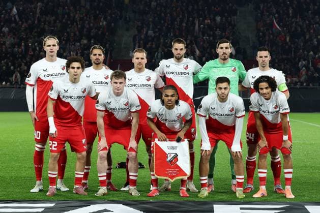 UTRECHT , 06-11-2025 , stadium Galgenwaard , season 2025 2026 , UEFA Europa League football , league phase match day 4 , match between FC Utrecht and Porto , picture shows teamphoto FC Utrecht, FC Utrecht player Matisse Didden, FC Utrecht player Derry John Murkin, FC Utrecht player Alonzo Engwanda, FC Utrecht player Nick Viergever, FC Utrecht player Miguel Rodriguez, FC Utrecht player Gjivai Zechiel, FC Utrecht player Dani de Wit, FC Utrecht player Souffian El Karouani, FC Utrecht player David Min, FC Utrecht player Siebe Horemans, FC Utrecht goalkeeper Vasilis Barkas Utrecht - Porto x31889071x Copyright: