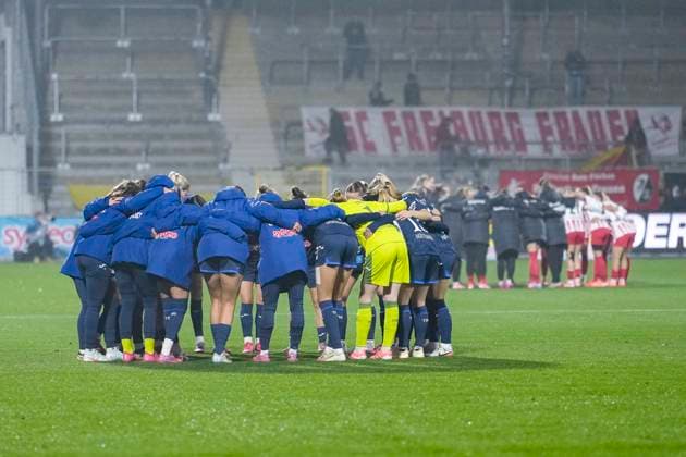 Players of TSG 1899 Hoffenheim, swear in with a team circle before kick-off, circle, team circle, concentration, camaraderie, speech, motivation, 06 11 2025, Sinsheim Hoffenheim Germany , Football, Google Pixel Women Bundesliga, TSG 1899 Hoffenheim SC Freiburg, DFB DFL REGULATIONS PROHIBIT ANY USE OF PHOTOGRAPHS AS IMAGE SEQUENCES AND OR QUASI VIDEO xozx