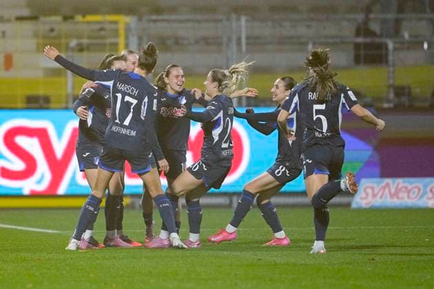 Players of TSG 1899 Hoffenheim, cheer about the goal to 1 0, jubilation, goal celebration, celebrate the goal, goal, celebration, cheers about the goal, rejoice, joy, rejoices, optimistic, positive, game scene, highlight, Action, Action, 06 11 2025, Sinsheim Hoffenheim Germany , Soccer, Google Pixel Women Bundesliga, TSG 1899 Hoffenheim SC Freiburg, DFB DFL REGULATIONS PROHIBIT ANY USE OF PHOTOGRAPHS AS IMAGE SEQUENCES AND OR QUASI VIDEO xozx