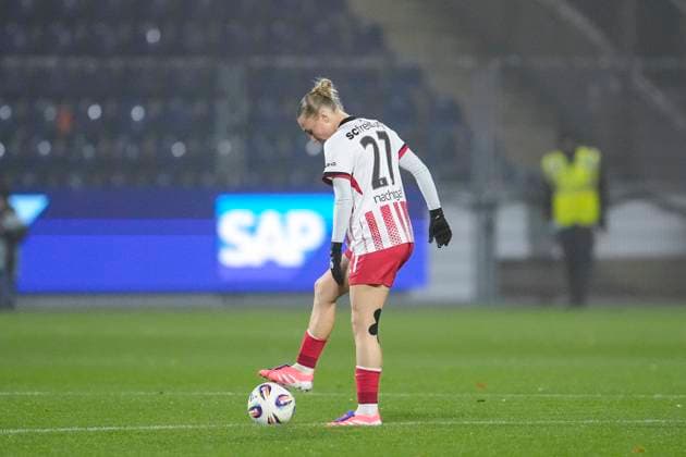 Sophie Nachtigall Freiburg, 27 , player from SC Freiburg, looking disappointed, disappointment, frustration, disappointed, pessimistic, after conceding the 1 0 goal, action, action scene, 06 11 2025, Sinsheim Hoffenheim Germany , Football, Google Pixel Women Bundesliga, TSG 1899 Hoffenheim SC Freiburg, DFB DFL REGULATIONS PROHIBIT ANY USE OF PHOTOGRAPHS AS IMAGE SEQUENCES AND OR QUASI VIDEO xozx