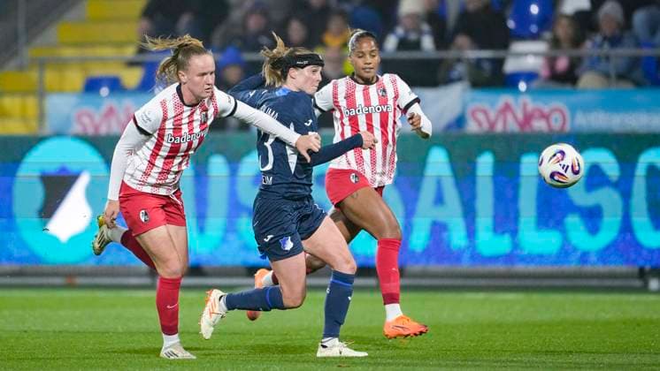 v li Luca Birkholz Freiburg, 23 , Wielle Douma Wianda Ellen Geertruida Douma, TSG, 13 , Aurelie Csillag Freiburg, 17 , duel, duel, tackle, tackling, dynamics, action, action, 06 11 2025, Sinsheim Hoffenheim Germany , Soccer, Google Pixel Women Bundesliga, TSG 1899 Hoffenheim SC Freiburg, DFB DFL REGULATIONS PROHIBIT ANY USE OF PHOTOGRAPHS AS IMAGE SEQUENCES AND OR QUASI VIDEO xozx