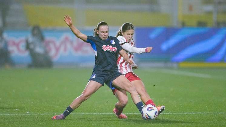 v li Marie Steiner TSG, 19 , Nia Szenk Freiburg, 19 , duel, duel, tackle, tackling, dynamics, action, action, 06 11 2025, Sinsheim Hoffenheim Germany , Football, Google Pixel Women Bundesliga, TSG 1899 Hoffenheim SC Freiburg, DFB DFL REGULATIONS PROHIBIT ANY USE OF PHOTOGRAPHS AS IMAGE SEQUENCES AND OR QUASI VIDEO xozx