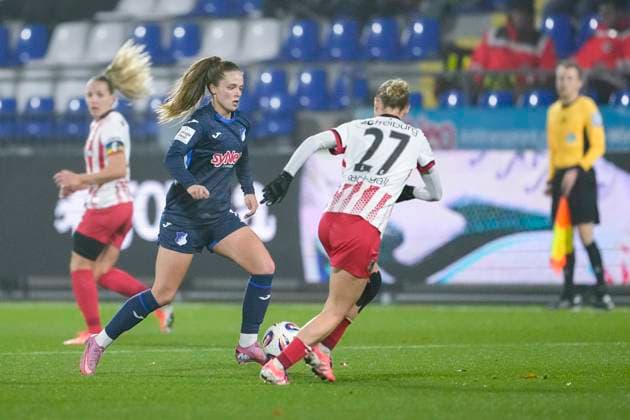 v li Valesca Ampoorter TSG, 18 , Sophie Nachtigall Freiburg, 27 , duel, duel, tackle, tackling, dynamics, action, action, 06 11 2025, Sinsheim Hoffenheim Germany , Football, Google Pixel Women Bundesliga, TSG 1899 Hoffenheim SC Freiburg, DFB DFL REGULATIONS PROHIBIT ANY USE OF PHOTOGRAPHS AS IMAGE SEQUENCES AND OR QUASI VIDEO xozx